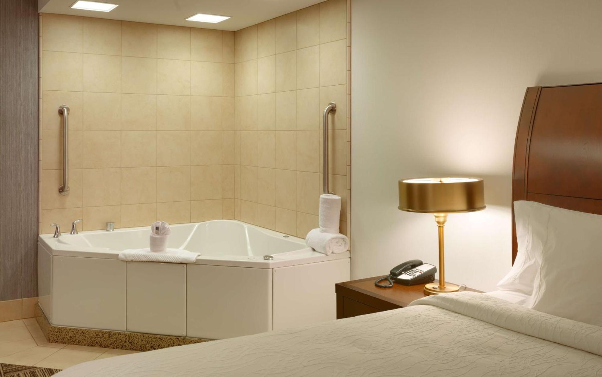 One-Bedroom King Suite Whirlpool,1551442225:JPEG
